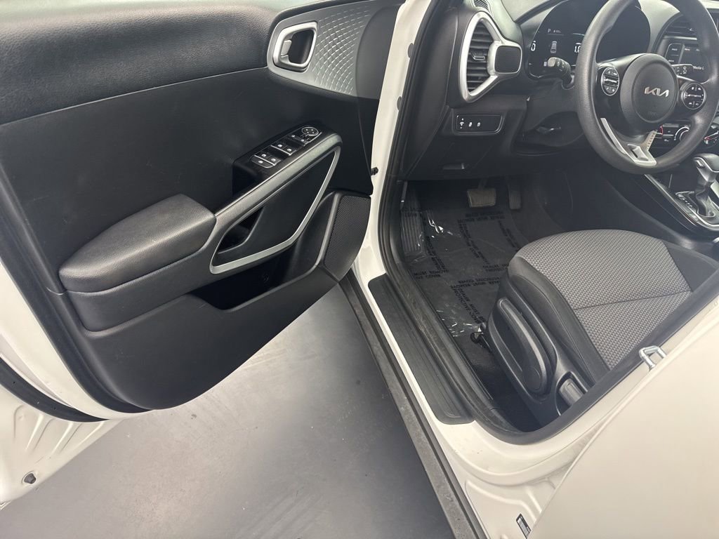 Used 2024 Kia Soul LX w/ Option Group 015 FWD image 29