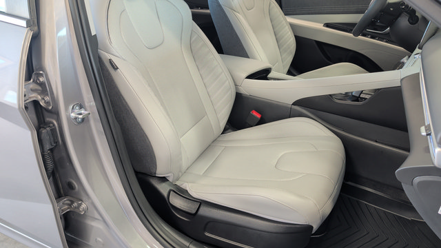 Certified 2025 Hyundai Elantra Limited FWD image 25