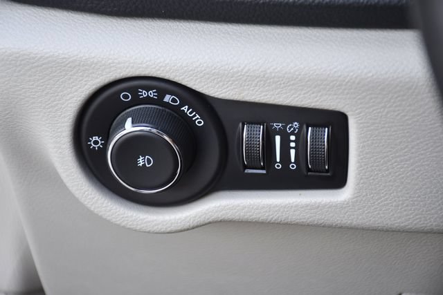 Used 2023 Chrysler Pacifica Limited FWD image 19