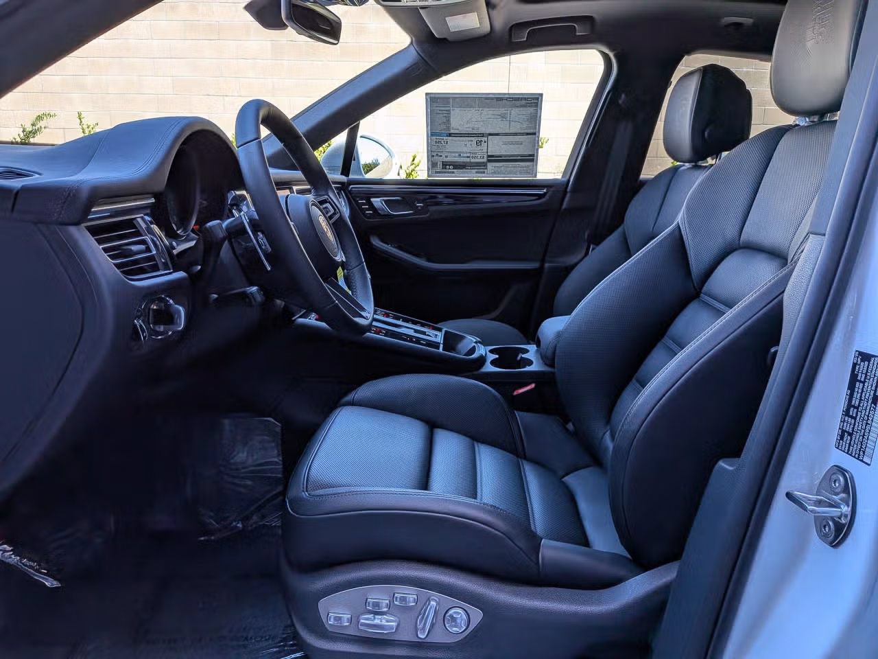 Certified 2025 Porsche Macan S AWD/4WD image 5