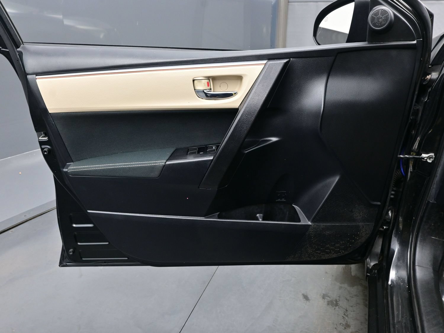 Used 2015 Toyota Corolla LE FWD image 12