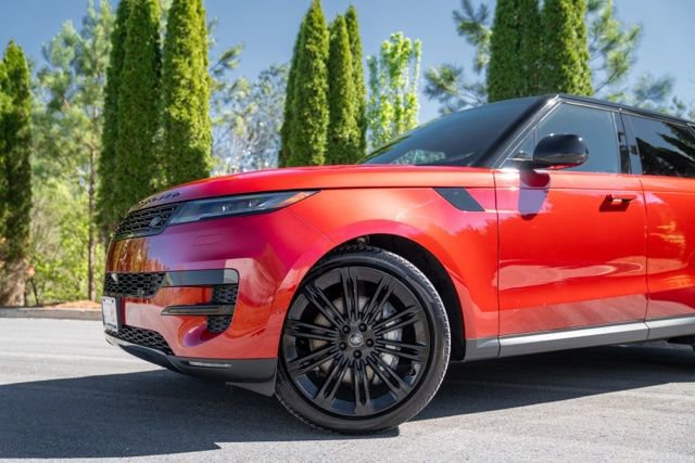 Used 2024 Land Rover Range Rover Sport SE AWD/4WD image 3