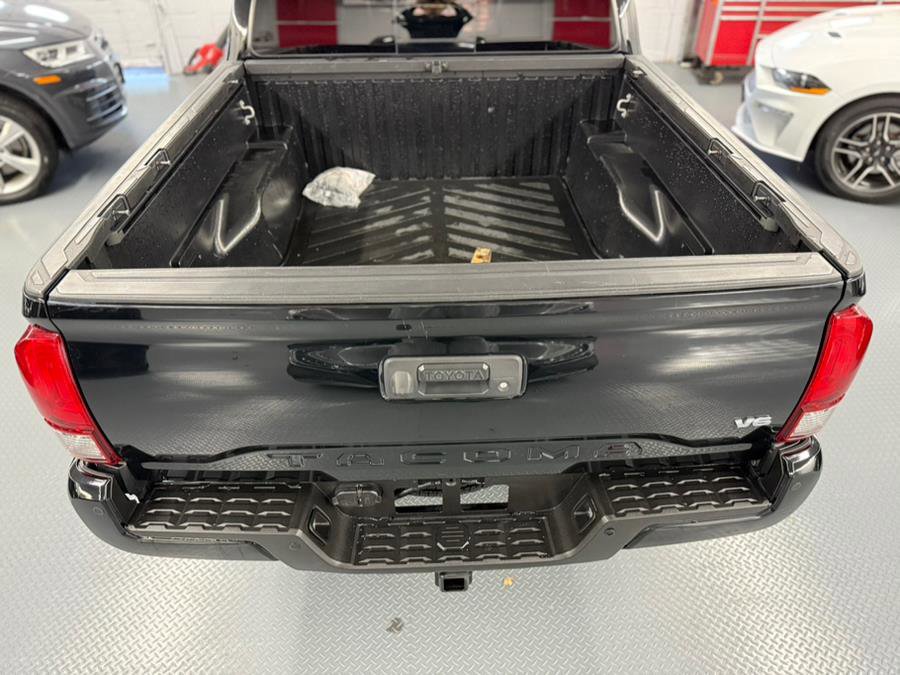 Used 2018 Toyota Tacoma TRD Sport image 11