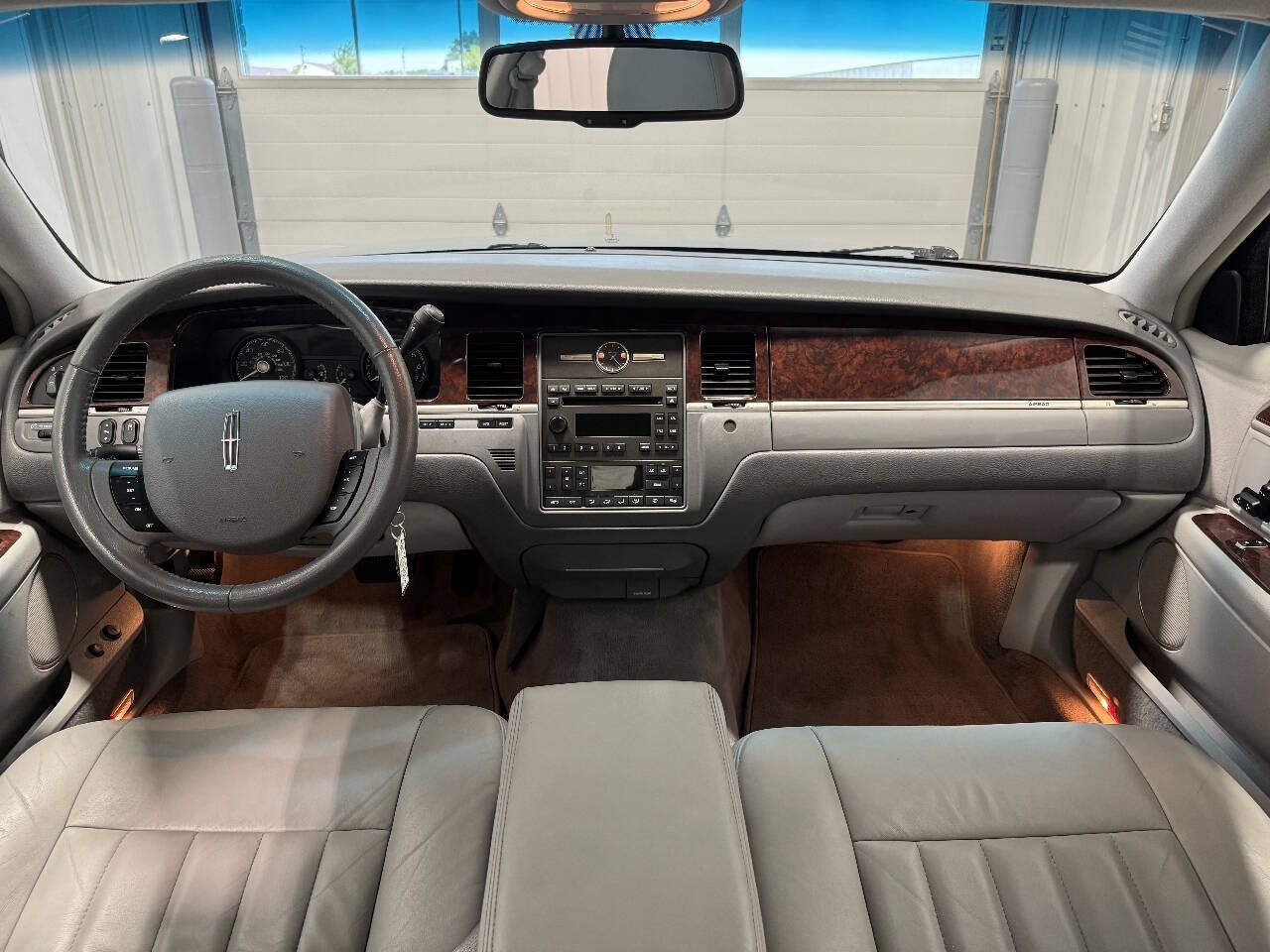 Used 2006 Lincoln Town Car Signature RWD image 25