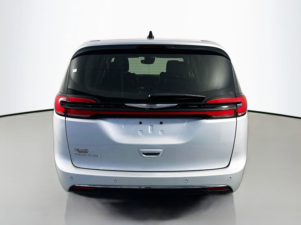 Used 2024 Chrysler Pacifica Touring-L FWD image 6