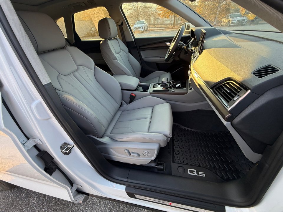 Used 2024 Audi Q5 e Premium w/ Convenience Package image 28