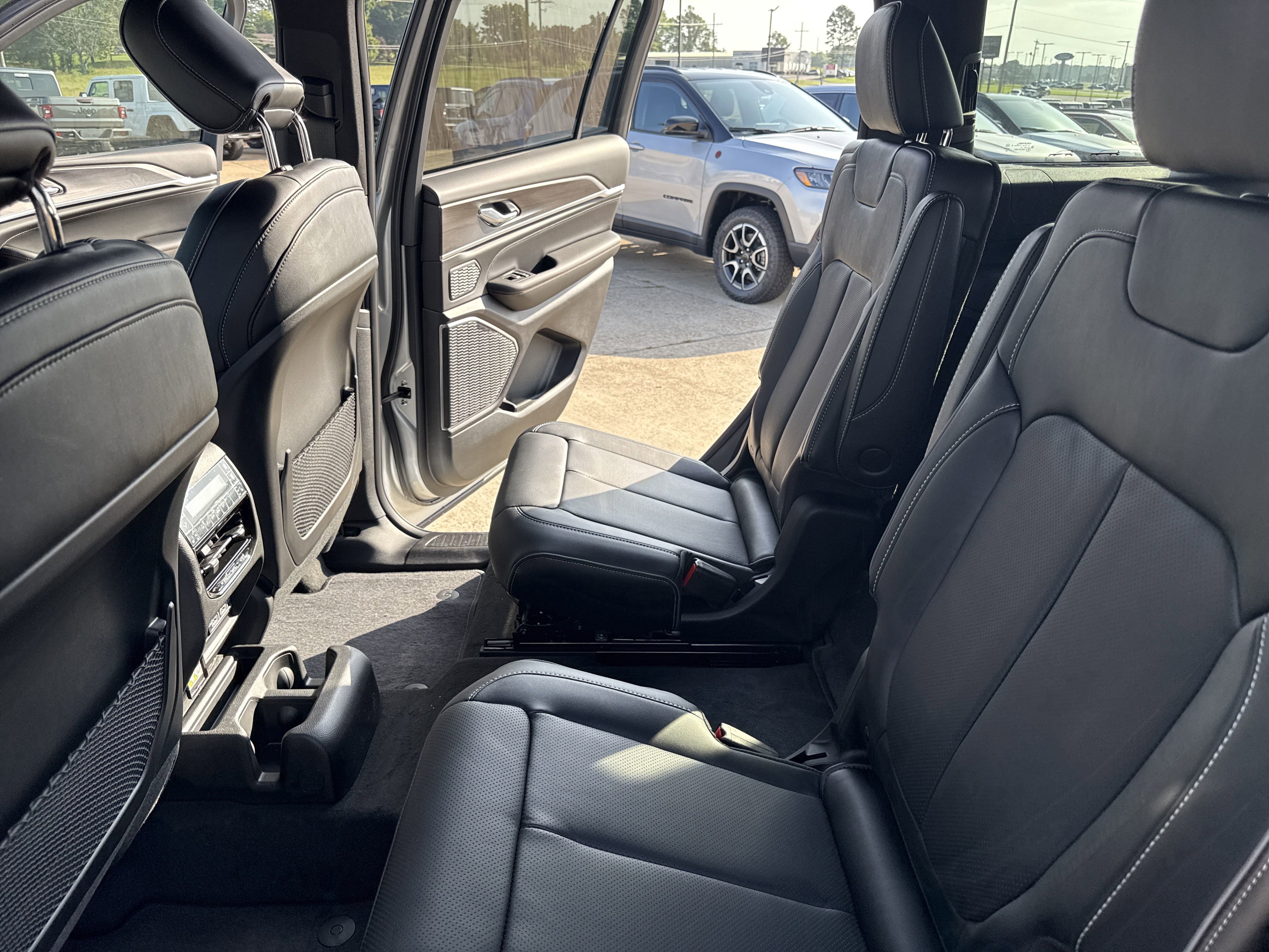 New 2025 Jeep Grand Cherokee L Overland w/ Trailer Tow Package image 27