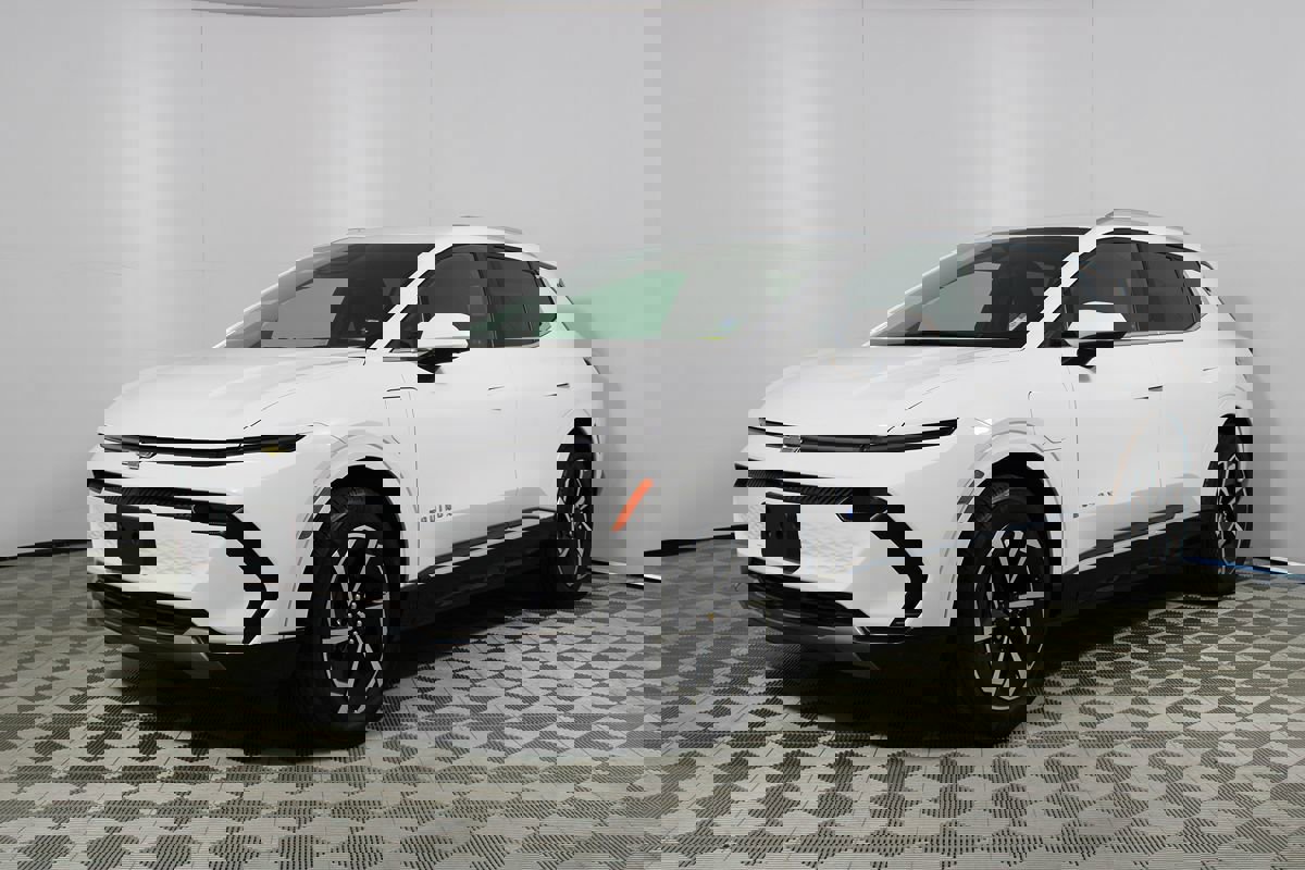 Used 2025 Chevrolet Equinox EV LT w/ Convenience Package image 3