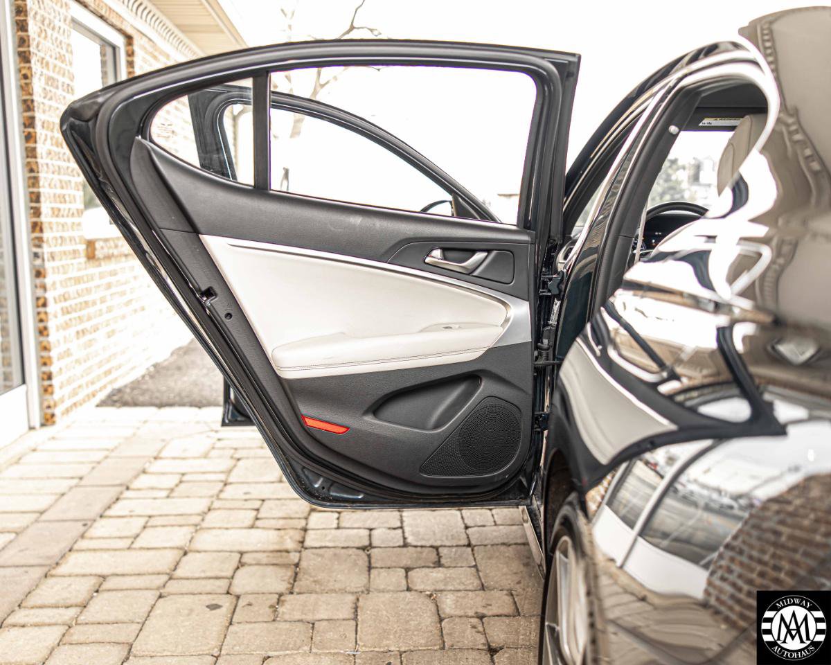 Used 2025 Genesis G70 2.5T RWD image 19
