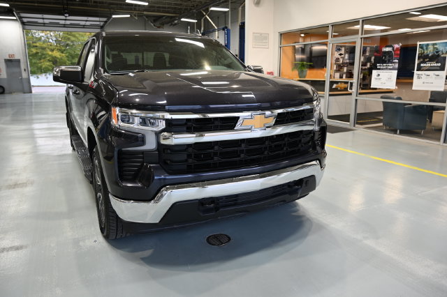 Used 2022 Chevrolet Silverado 1500 LT AWD/4WD image 3