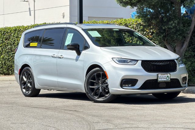 Used 2026 Chrysler Pacifica Limited w/ S Appearance Package FWD image 2