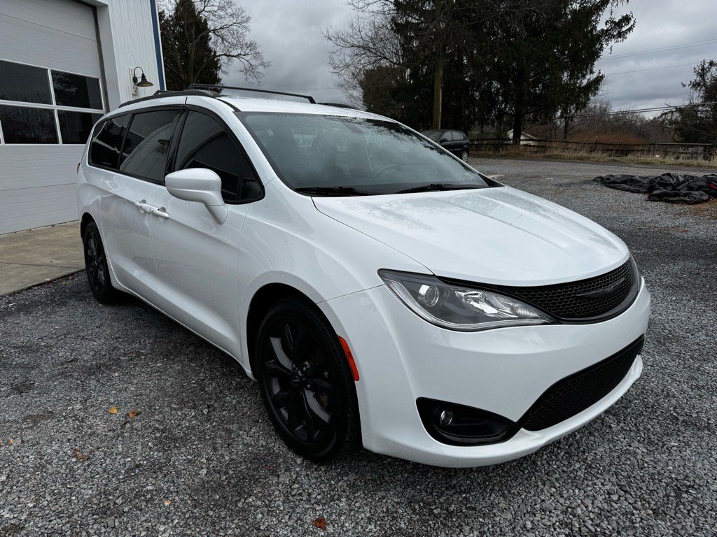 Used 2018 Chrysler Pacifica Touring Plus w/ S Appearance Package FWD image 2
