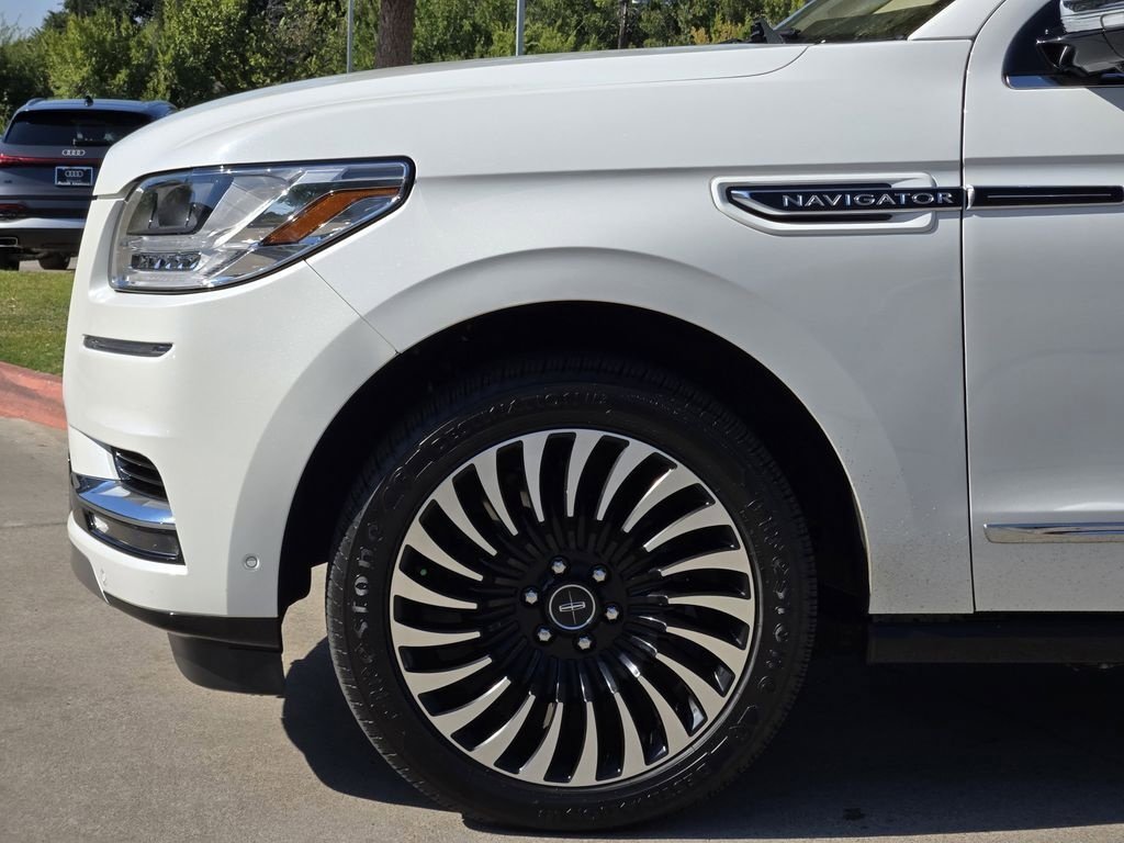 Used 2020 Lincoln Navigator Black Label w/ Cargo Convenience Package image 11