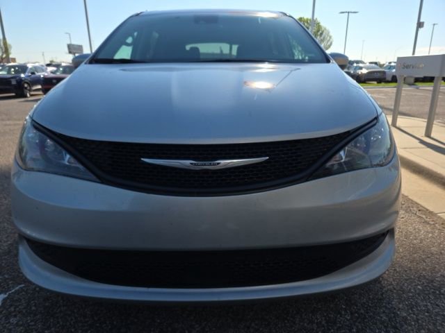 Used 2023 Chrysler Voyager LX image 2