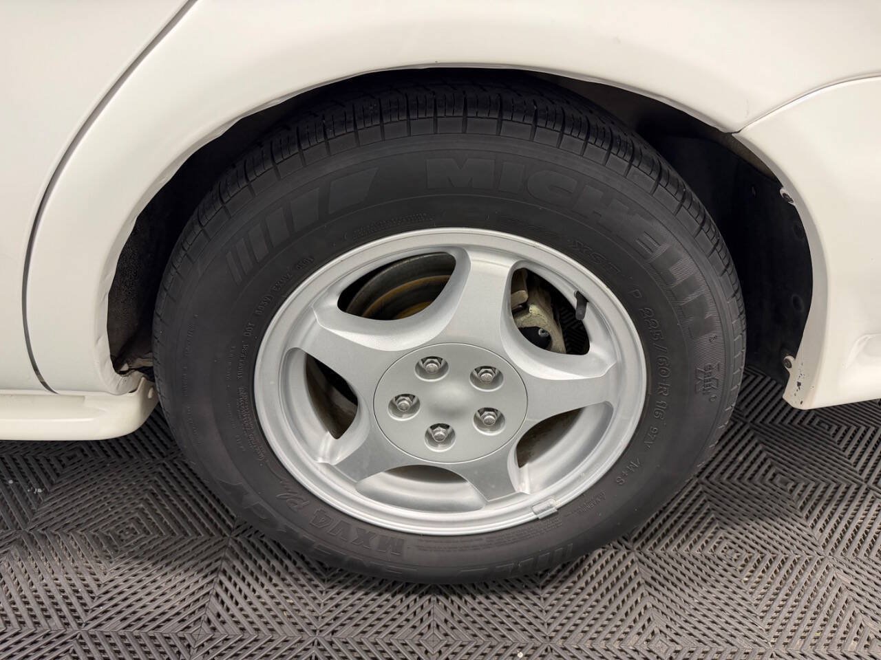 Used 1997 Ford Taurus SHO FWD image 38