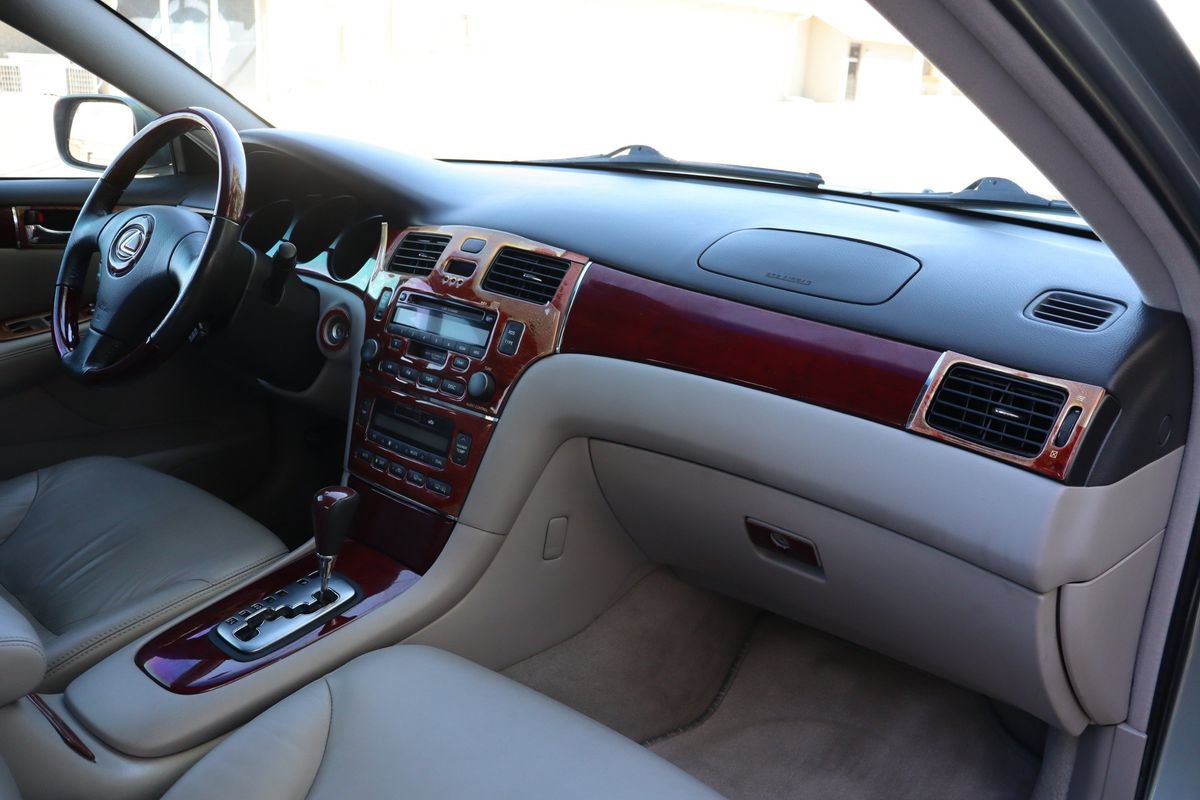 Used 2004 Lexus ES 330 w/ Premium Pkg FWD image 17