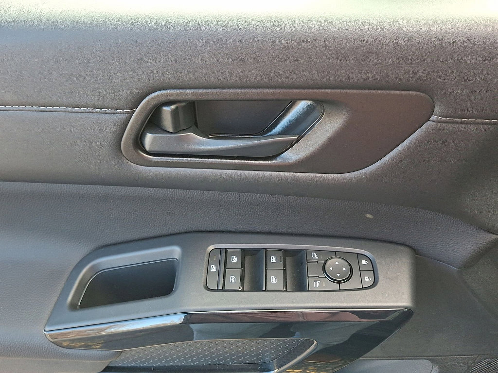 Certified 2025 Nissan Pathfinder S image 10