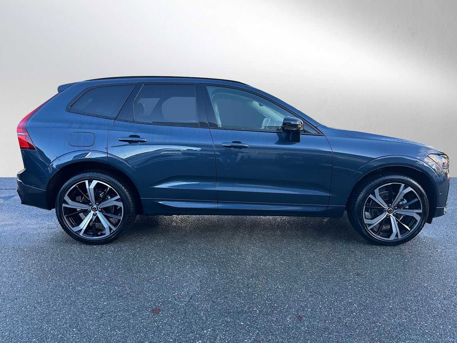 Used 2025 Volvo XC60 B5 Ultra w/ Protection Package Premier image 2