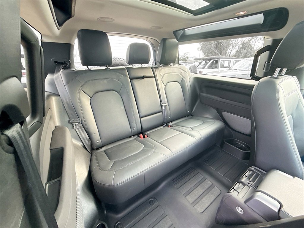 Used 2023 Land Rover Defender 90 SE image 31