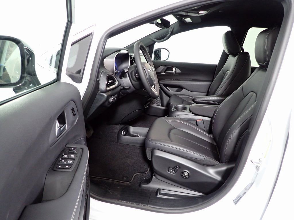 New 2026 Chrysler Pacifica Select FWD image 21