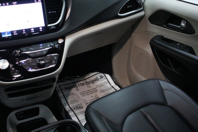 Used 2024 Chrysler Pacifica Touring-L image 26