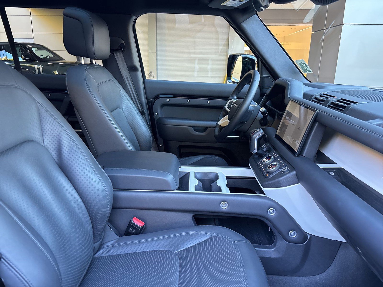 Certified 2025 Land Rover Defender 110 X-Dynamic SE image 31