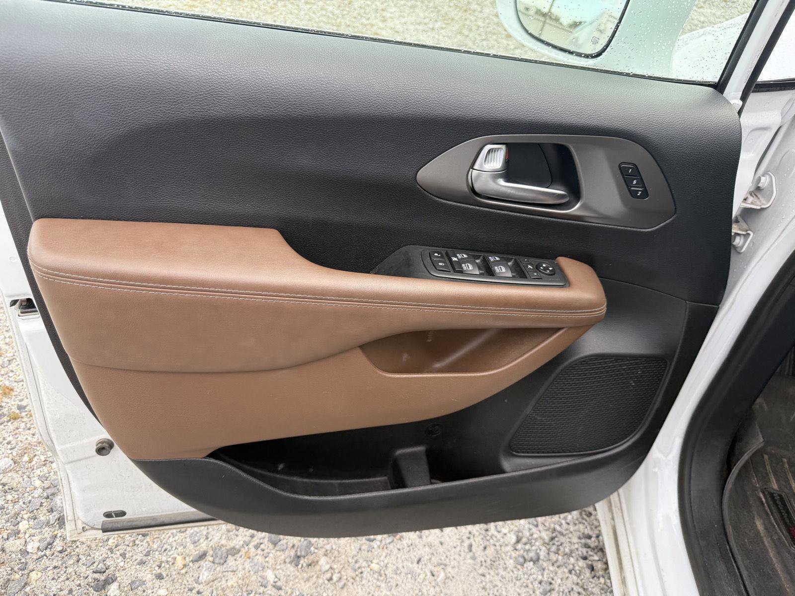 Used 2020 Chrysler Pacifica Limited w/ Tire & Wheel Group image 9