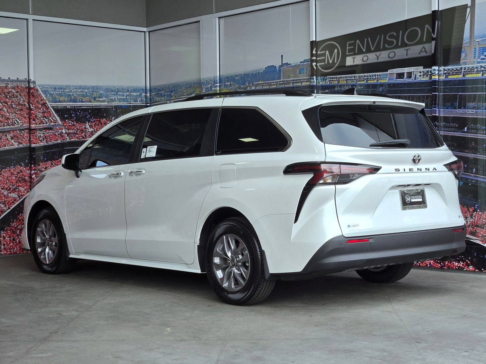 Certified 2026 Toyota Sienna XLE FWD image 6