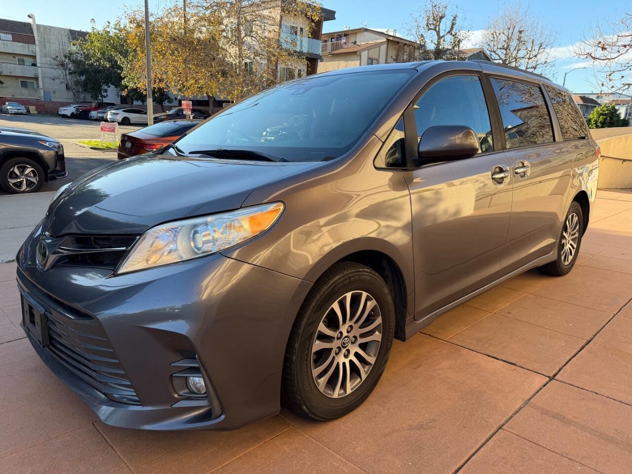 Used 2020 Toyota Sienna XLE w/ XLE Navigation Package image 2