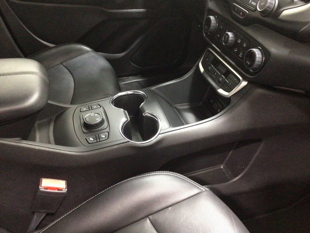 Used 2024 GMC Terrain SLT image 36