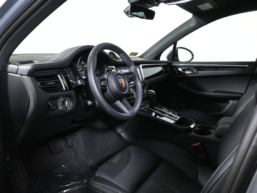 Used 2025 Porsche Macan Turbo AWD/4WD image 4