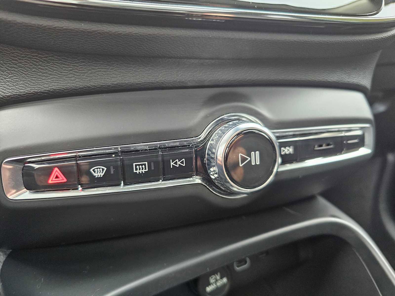 Certified 2025 Volvo XC40 B5 Plus w/ Protection Package Premier image 34