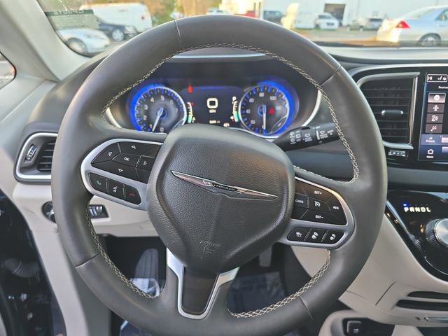 Used 2024 Chrysler Pacifica Touring-L FWD image 17