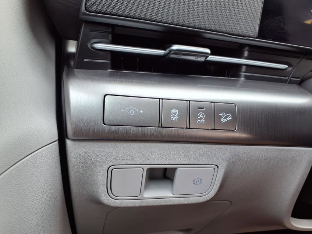 Used 2025 Hyundai Kona SE image 16