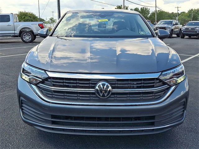 Used 2024 Volkswagen Jetta SE image 2
