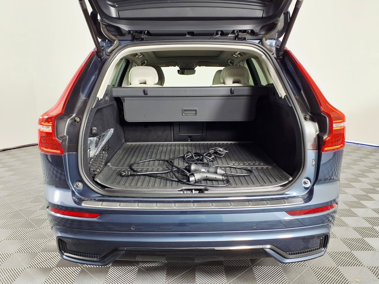 Used 2023 Volvo XC60 T8 Plus AWD/4WD image 8