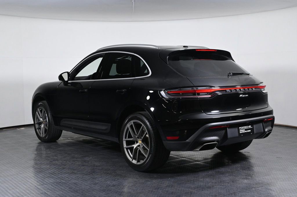 Certified 2024 Porsche Macan image 3