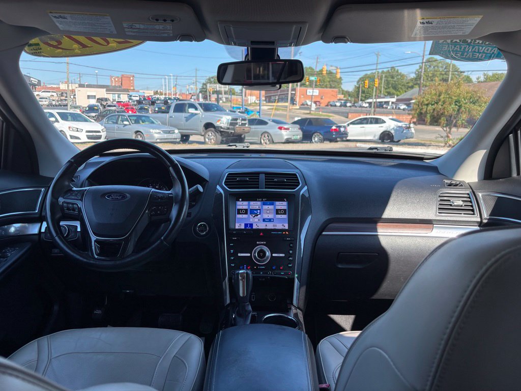Used 2019 Ford Explorer Limited w/ Limited Luxury Package FWD image 17