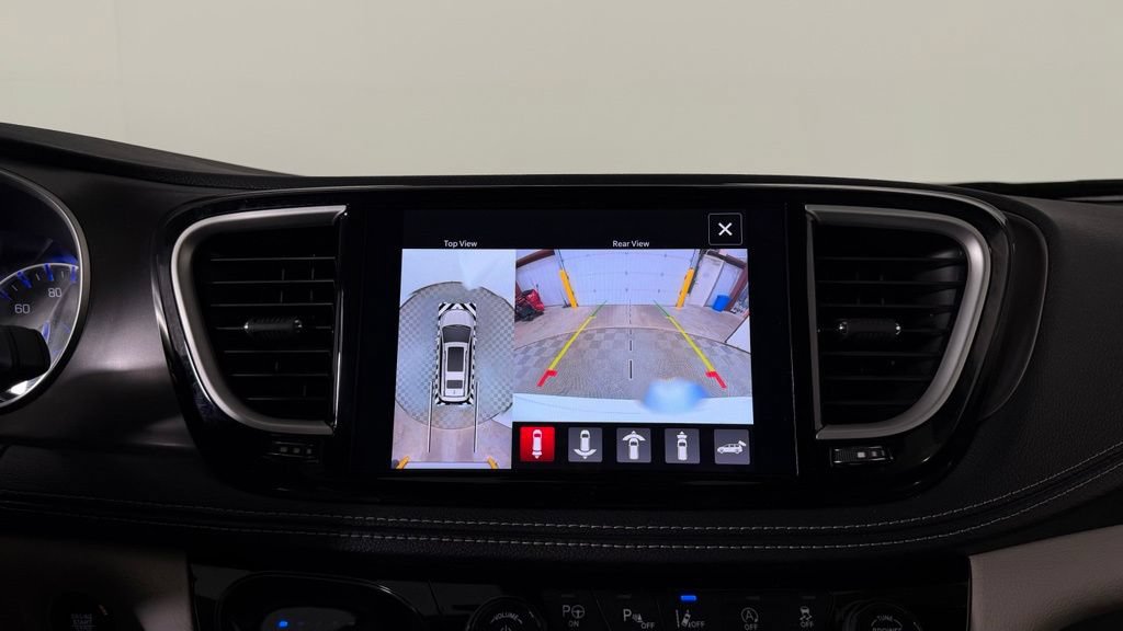 Used 2024 Chrysler Pacifica Touring-L AWD/4WD image 22