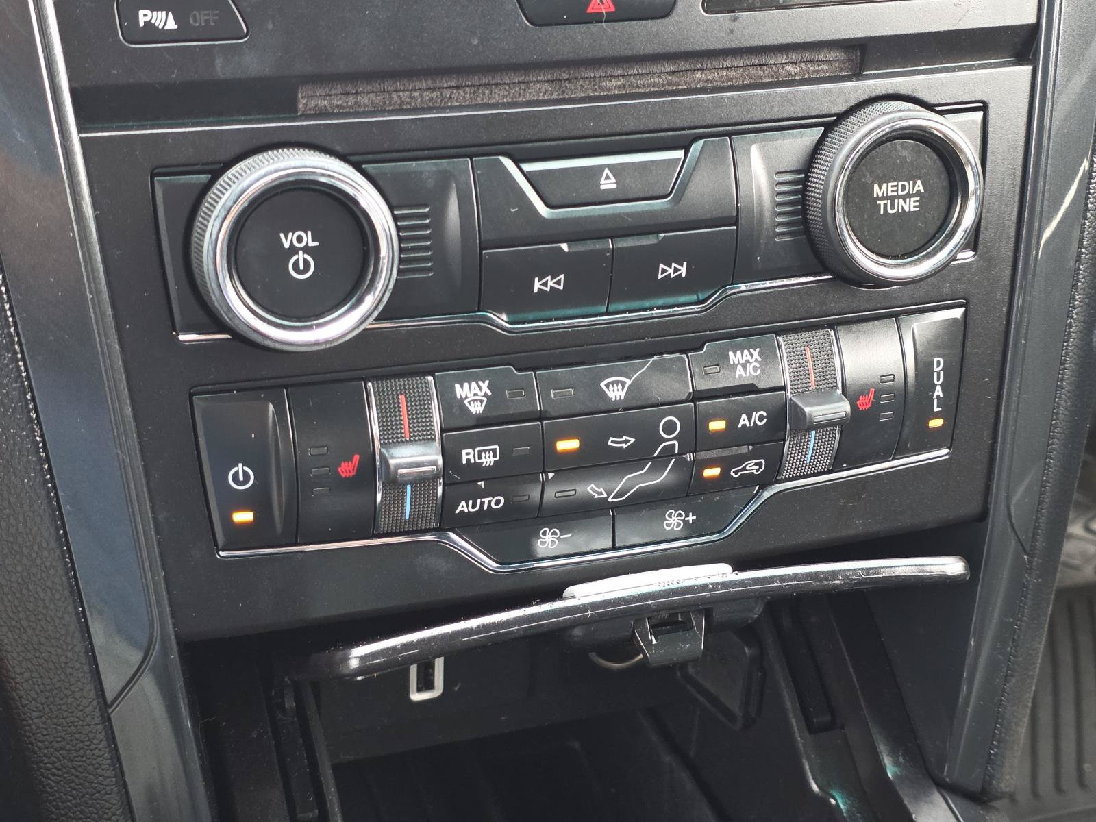 Used 2017 Ford Explorer XLT w/ Equipment Group 202A FWD image 21