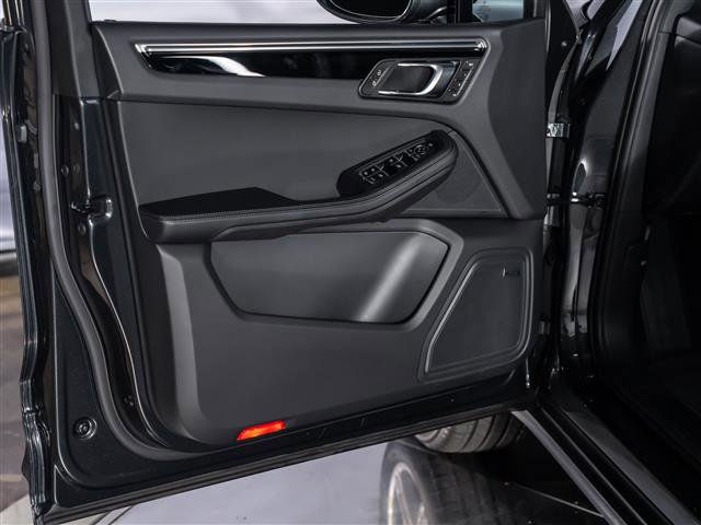 Used 2025 Porsche Macan image 22