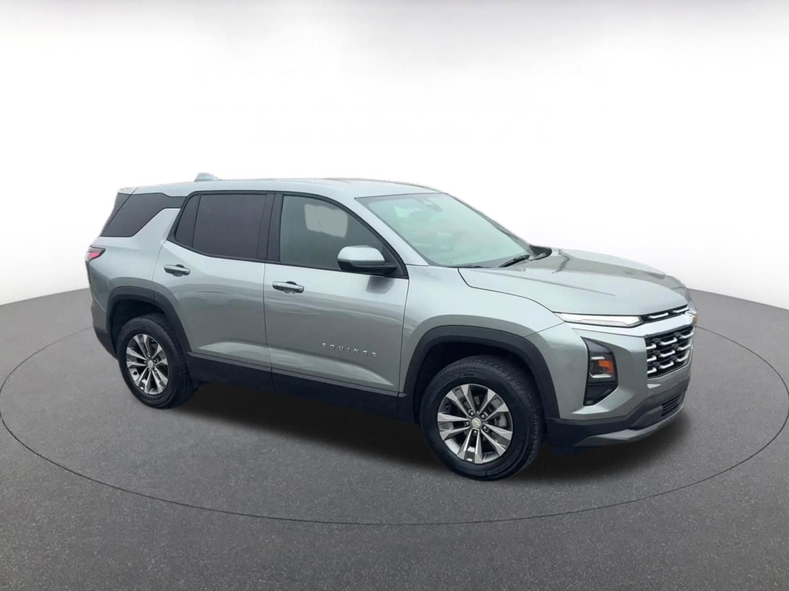 Used 2025 Chevrolet Equinox LT FWD image 2