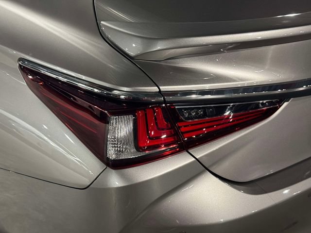 Used 2021 Lexus ES 300h w/ Accessory Package 2 FWD image 14