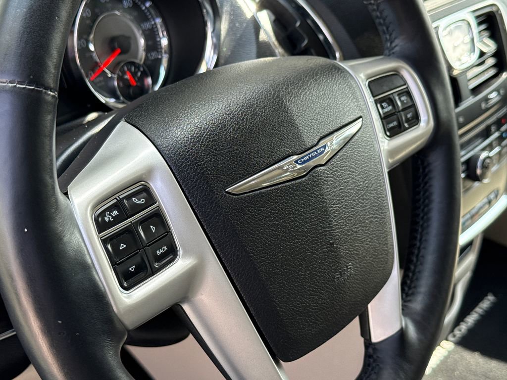 Used 2015 Chrysler Town & Country Touring-L w/ Driver Convenience Group image 29