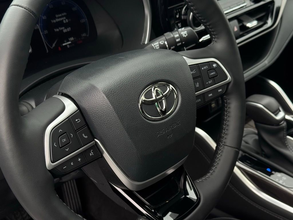 Used 2023 Toyota Highlander Limited FWD image 18
