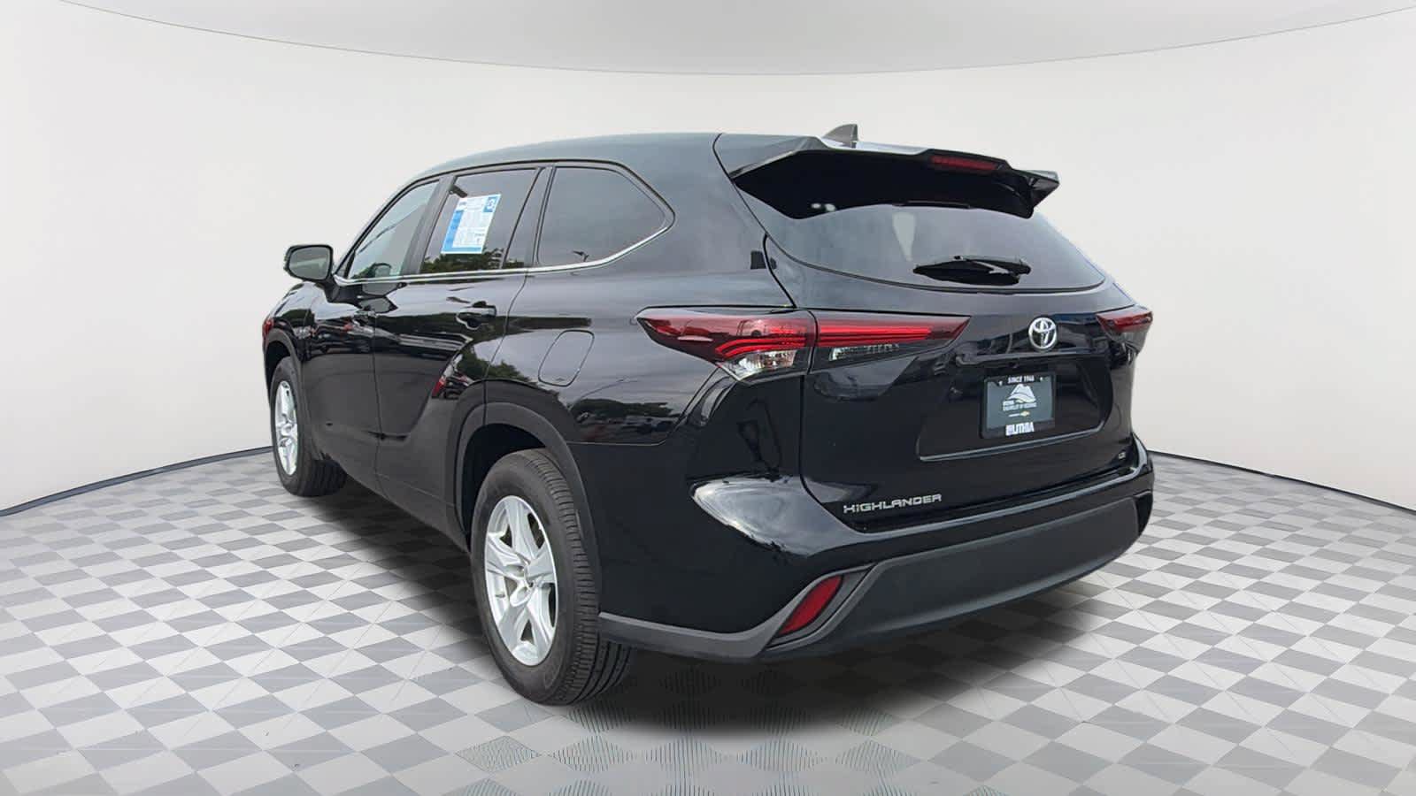 Used 2025 Toyota Highlander LE FWD image 7