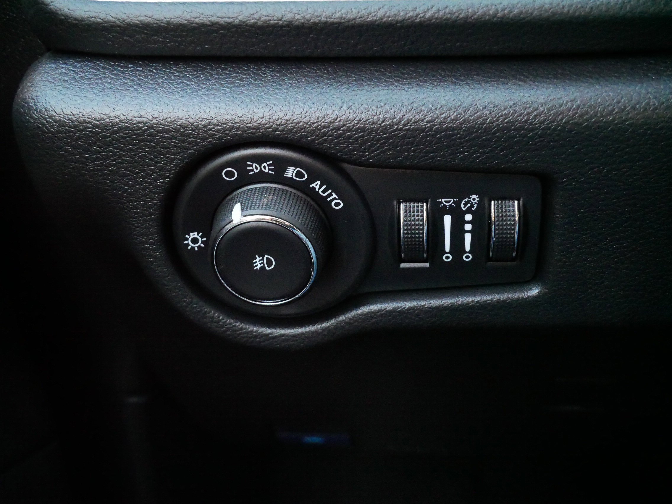 Used 2025 Chrysler Pacifica Select w/ Uconnect Theater Family Group image 26