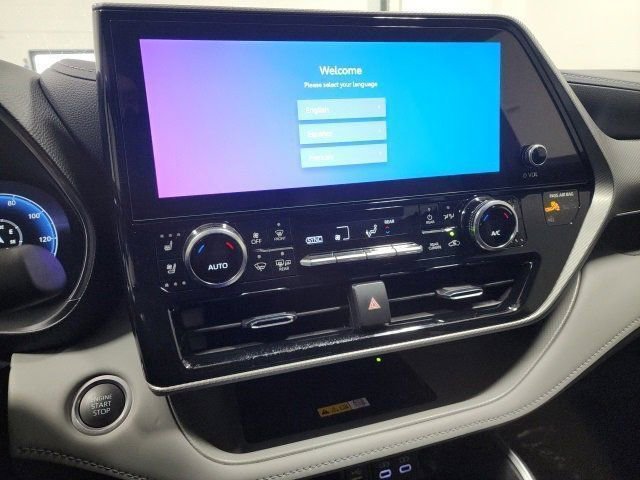 Used 2024 Toyota Highlander Platinum image 32