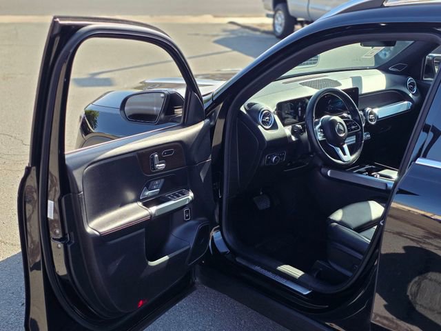 Used 2021 Mercedes-Benz GLB 250 4MATIC w/ Premium Package image 39