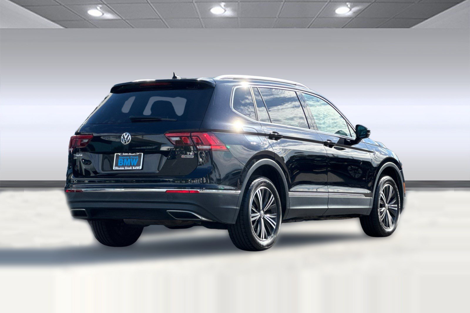 Used 2018 Volkswagen Tiguan SEL AWD/4WD image 9